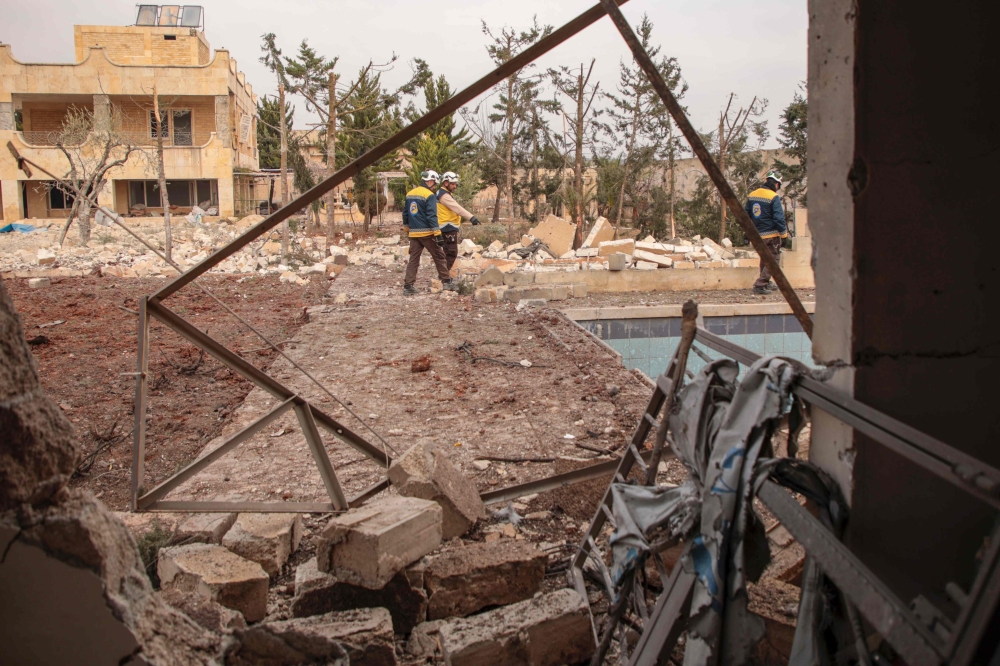 Members of the Syrian Civil Defence, also known as the White Helmets, dig through the rubble of a building, hit by airstrikes, in the town of Baleh, in the western countryside of the northern province of Aleppo on January 18, 2020. / AFP / Aaref WATAD