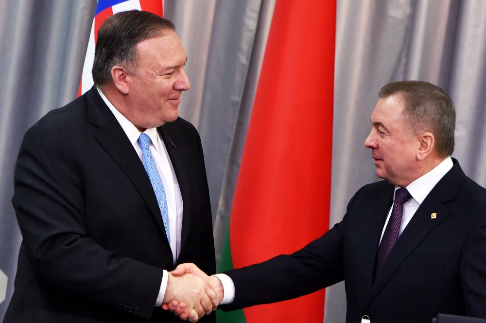 US Secretary of State Mike Pompeo and Belarus' Foreign Minister Vladimir Makei shake hands during a joint news conference in Minsk on February 1, 2020. / AFP / Sergei GAPON