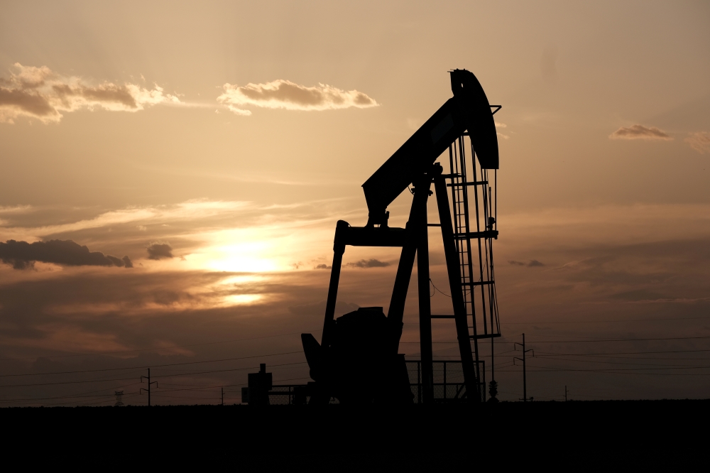 Oil pump jacks work at sunset near Midland, Texas, US, August 21, 2019. Reuters / Jessica Lutz