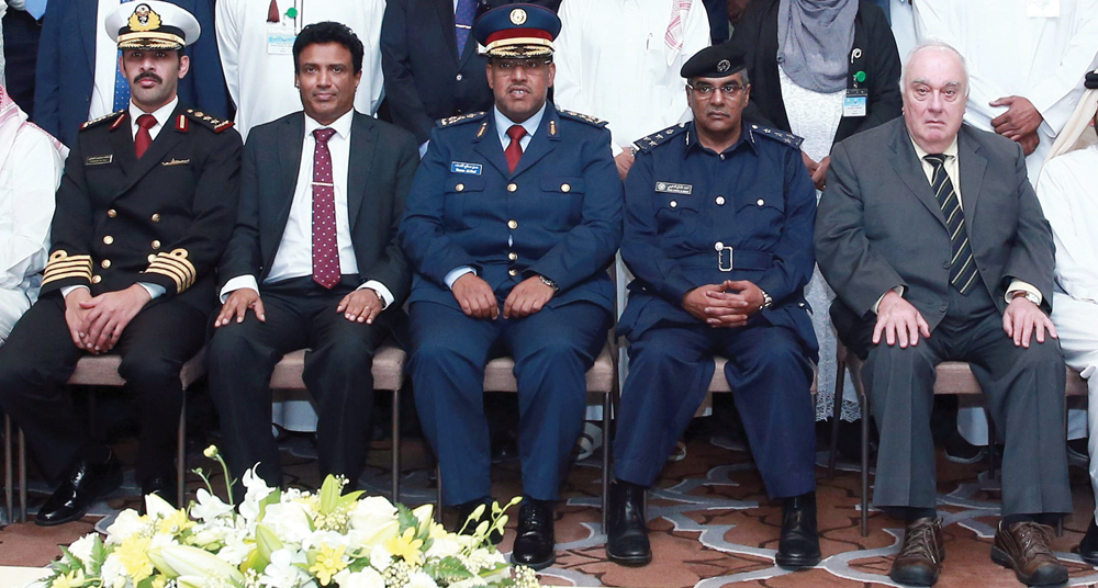 Experts and participants of the seminar posing for a group photo.