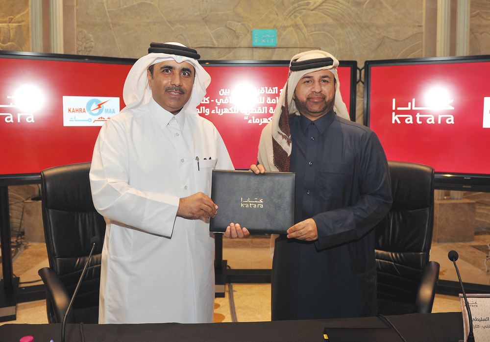 General Manager of Katara, Dr. Khaled bin Ibrahim Al Sulaiti, and President of Kahramaa, Eng. Essa bin Hilal Al Kuwari, exchanging the documents after signing the agreement.
Pic: Abdul Basit / The Peninsula  