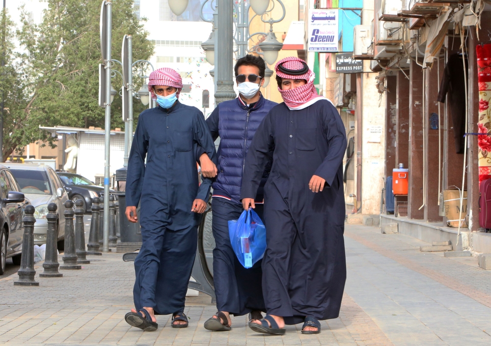 Kuwaiti men, wearing protective masks, shop in Kuwait City on February 26, 2020.  AFP / YASSER AL-ZAYYAT