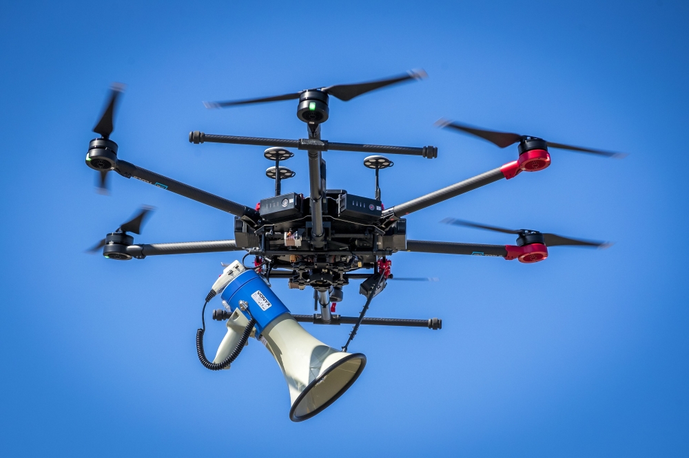 This picture taken on April 4, 2020, shows a drone used by police to control people and to ask them to respect social distances / AFP / ANP / Marcel VAN HOORN