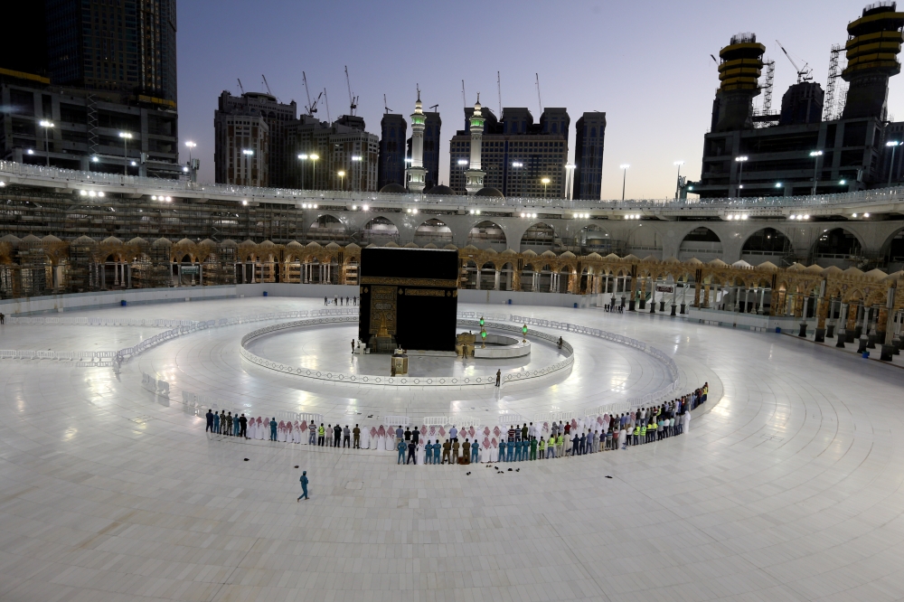 Worshippers perform Taraweeh prayer at Kaaba in the Grand Mosque on the first day of the holy month of Ramadan during the outbreak of the coronavirus disease (COVID-19), in the holy city of Mecca, Saudi Arabia April 24, 2020. REUTERS/Ganoo Essa/File Photo