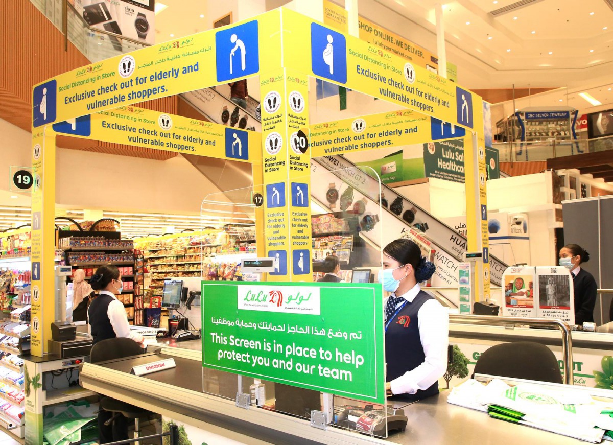 The staff of Lulu on duty wearing face masks. 