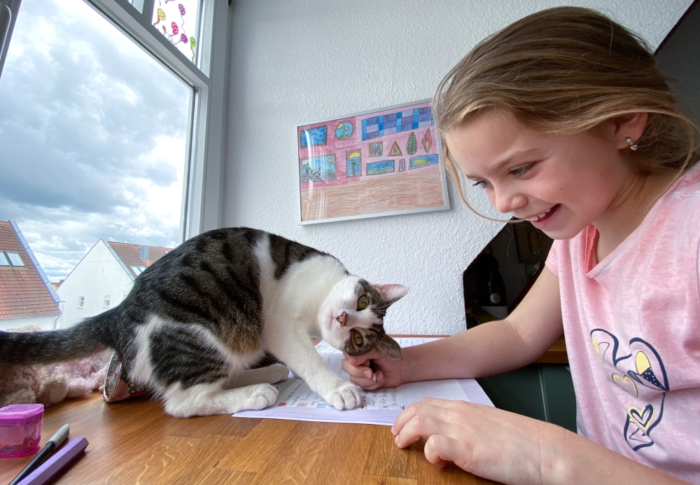 Kaethe Singer, accompanied by her cat „Lady Mouse