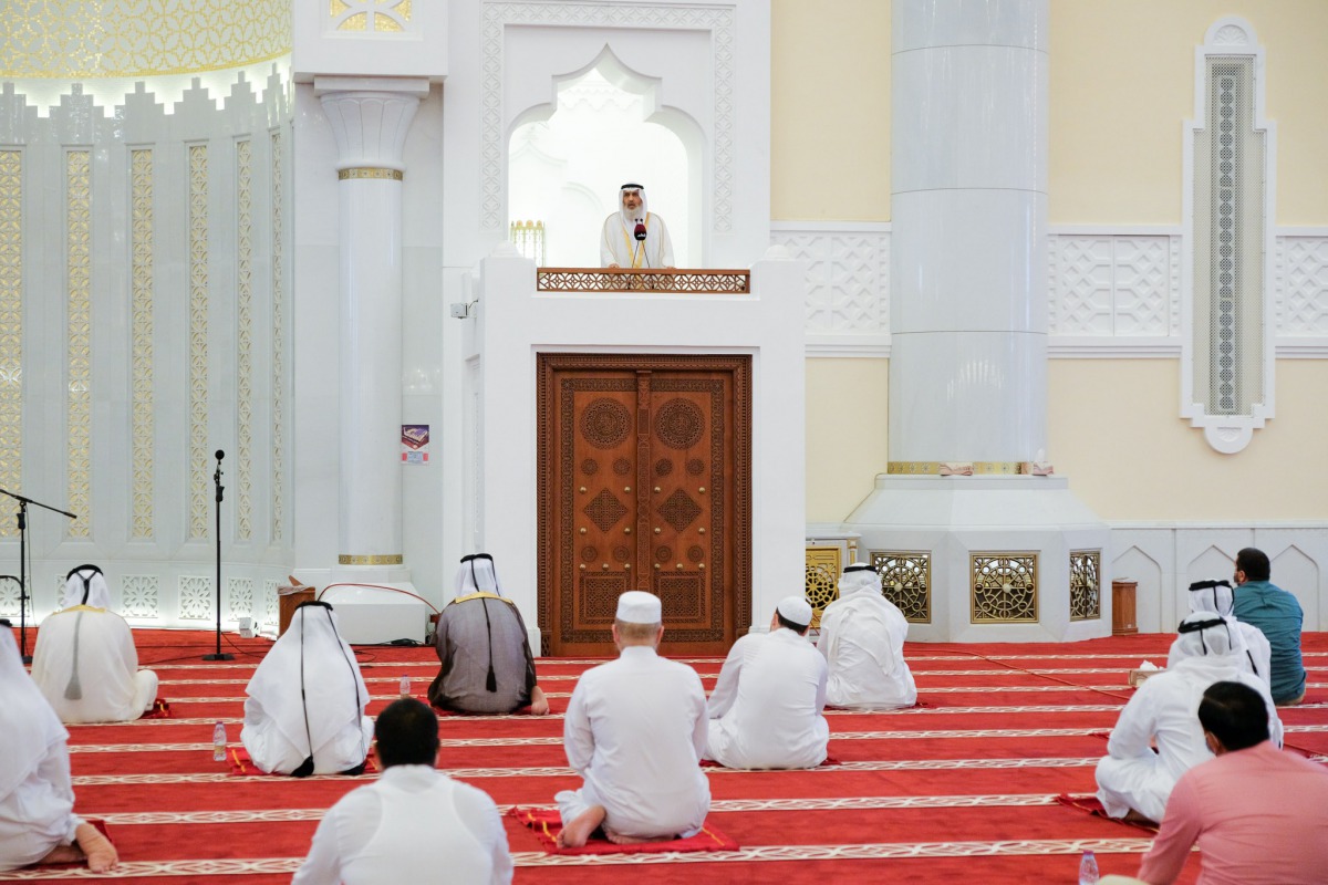 Sheikh Dr. Thaqil bin Sayer Al Shammari delivering Eid Al Fitr sermon (Khutba) at Imam Muhammad bin Abdulwahhab Mosque yesterday. Eid Al Fitr prayer was performed exclusively at Imam Muhammad
bin Abdulwahhab Mosque following the State’s strict preventive