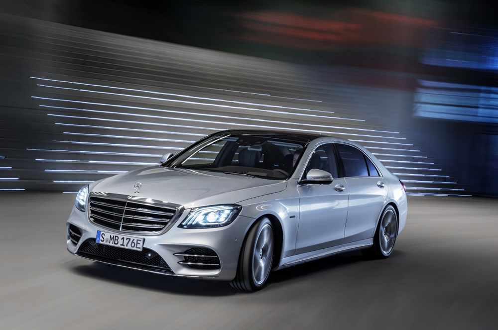 The Mercedes-Benz S 560 boasts a V-8 engine that comes to the starting line with 345 kW (469 hp) and 700 Nm.