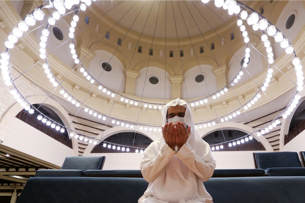 A Saudi man wearing a protective face mask performs the Al-Fajr prayer inside the Al-Rajhi Mosque, after the announcement of the easing of lockdown measures amid the coronavirus disease (COVID-19) outbreak, in Riyadh, Saudi Arabia May 31, 2020. REUTERS/Ah