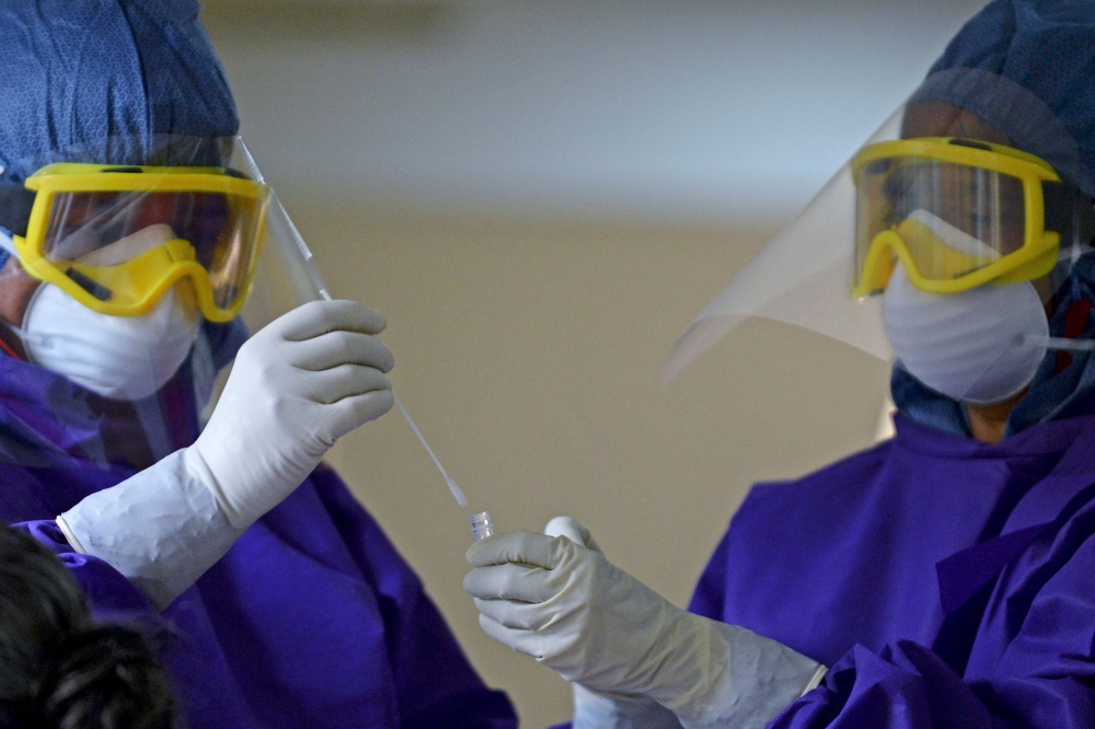 Representational picture of medical workers collecting a swab sample to test for the COVID-19 coronavirus. AFP / LAKRUWAN WANNIARACHCHI