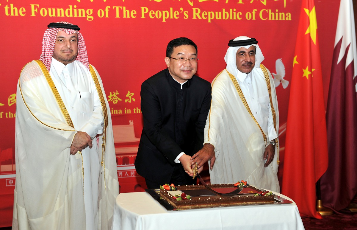 Minister of Transport and Communications, H E Jassim bin Saif Ahmed Al Sulaiti (right); Ambassador of China to Qatar, H E Zhou Jian (centre); and Director of Protocol at the Ministry of Foreign Affairs, H E Ambassador Ibrahim Yousuf Abdullah Fakhroo at a 