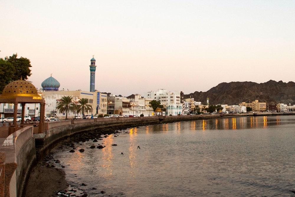 This picture shows a partial view of the seaside corniche in the Omani capital Muscat on September 18, 2020. / AFP / Haitham AL-SHUKAIRI