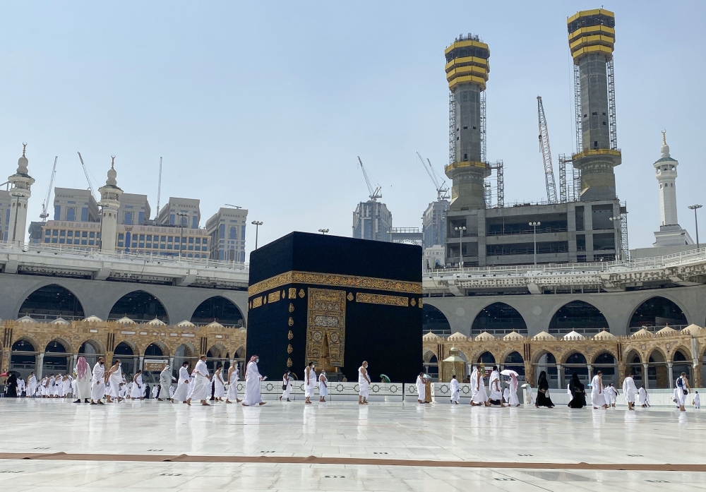 Saudis and foreign residents circumambulate (Tawaf) the Kaaba in the Grand Mosque complex in the holy city of Makkah, on October 4, 2020.  AFP / BANDAR AL-DANDANI