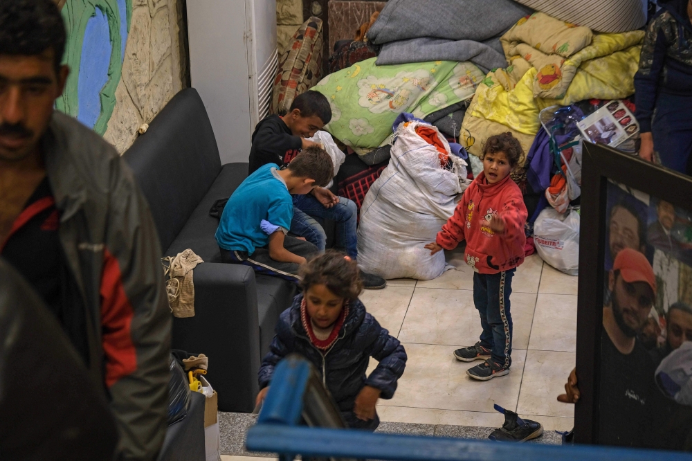 Syrian refugees, who have been forcibly evicted from the Lebanese northern town of Bsharre in the wake of a murder allegedly committed by a Syrian national, find refuge in the northern port city of Tripoli on November 26, 2020.   AFP / Ibrahim CHALHOUB
