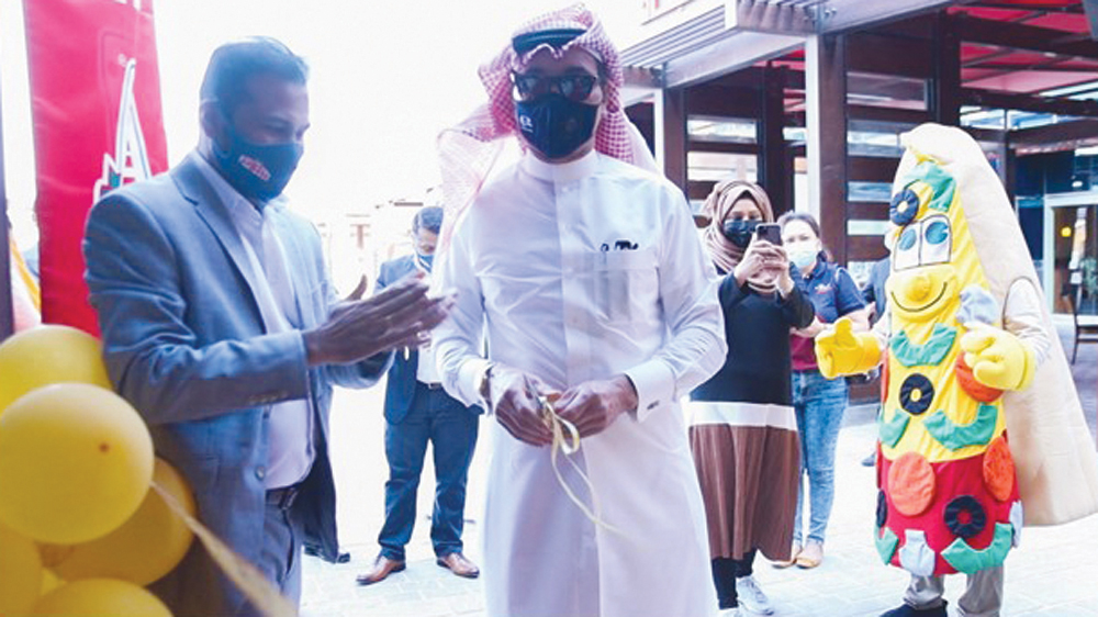 Ahmed Mahdi A Al Majid, Chairman of Al Majed Group and Joseph Joseph, GM Papa John’s Pizza Qatar, inaugurating Papa John’s Lagoona Mall branch.