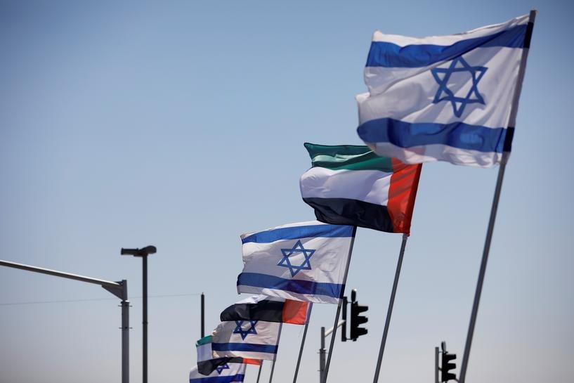 The national flags of Israel and the United Arab Emirates flutter along a highway following the agreement to formalize ties between the two countries, in Netanya, Israel August 17, 2020. REUTERS/Nir Elias -/File Photo