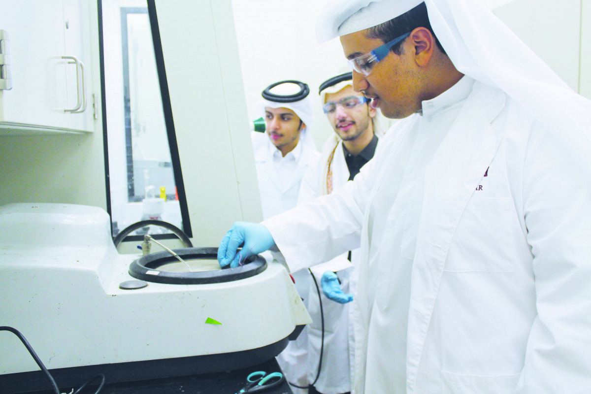 QU-YSC students carrying out a research project in one of the Center’s laboratories.