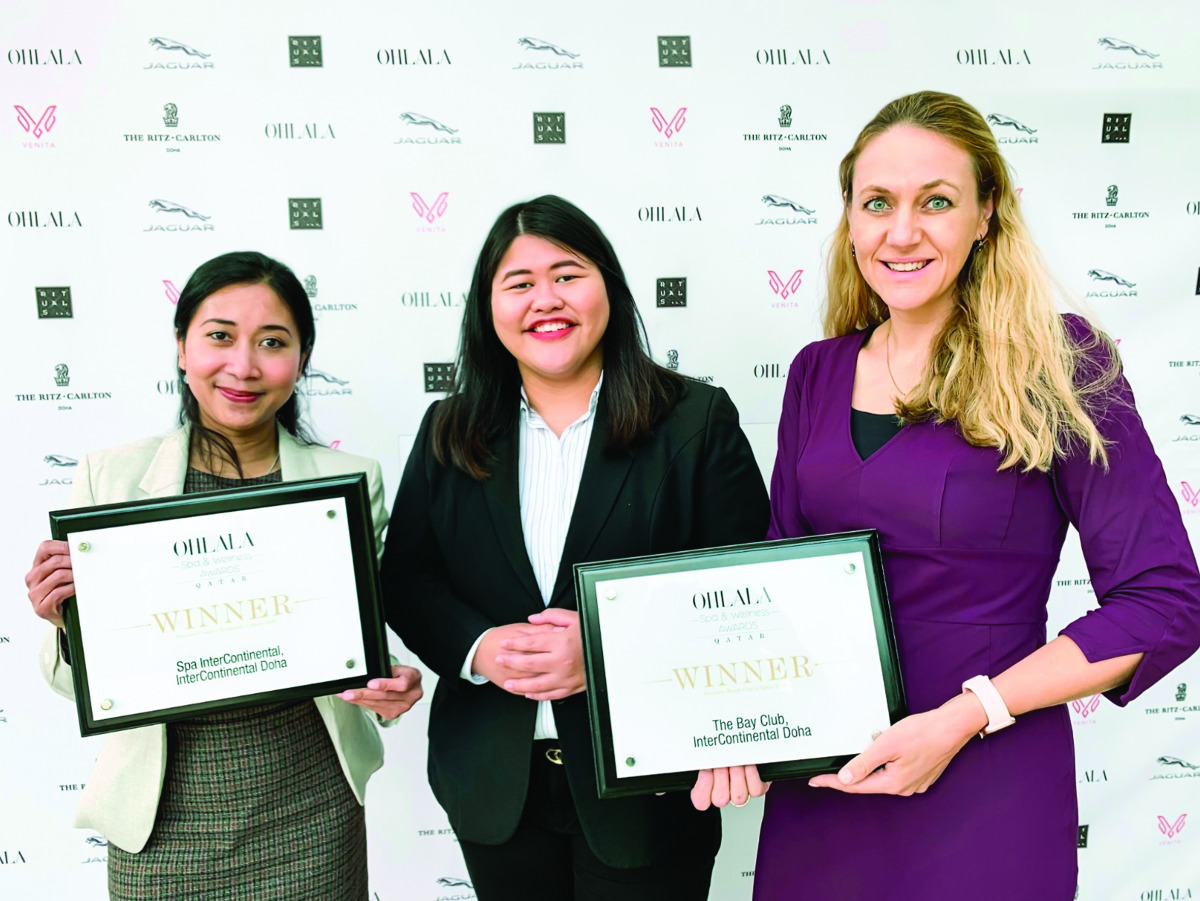 InterContinental Doha staff pose with the Ohlala Spa & Wellness Awards – Qatar 2020 for Favourite Couple’s Treatment and the Favourite Beach Club Awards.