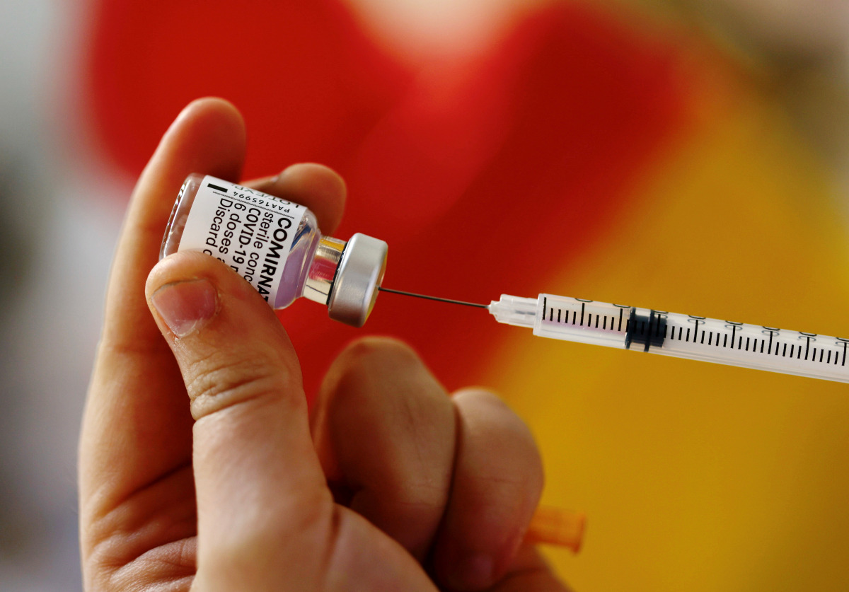 FILE PHOTO: A medical worker prepares a dose of the Pfizer-BioNTech COVID-19 vaccine April 29, 2021. REUTERS/Eric Gaillard/File Photo
