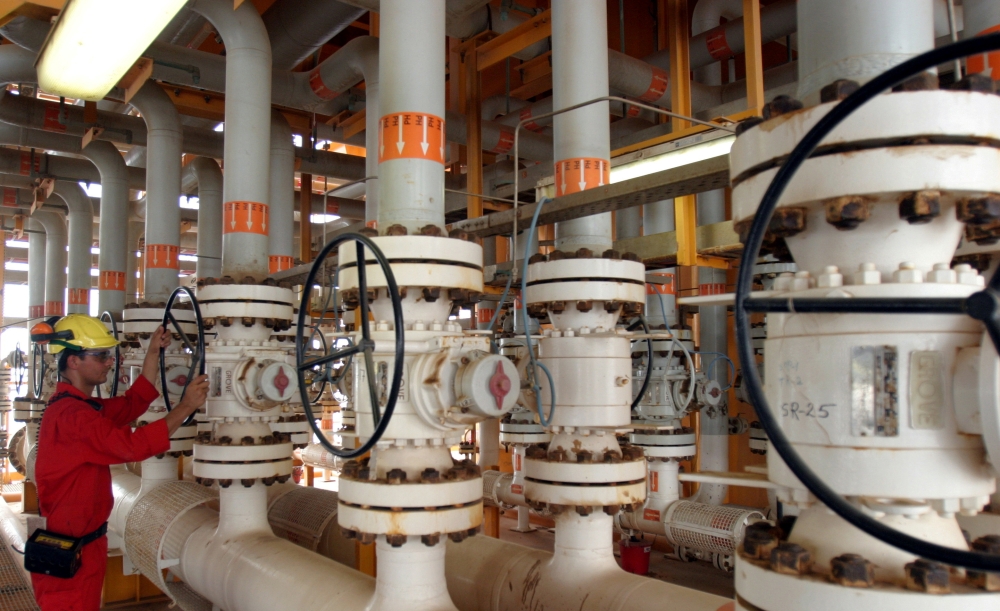 File photo: An Iranian man works on an oil production platform at the Soroush oil fields in the Persian Gulf, south of the capital Tehran, July 25, 2005. Reuters/File Photo