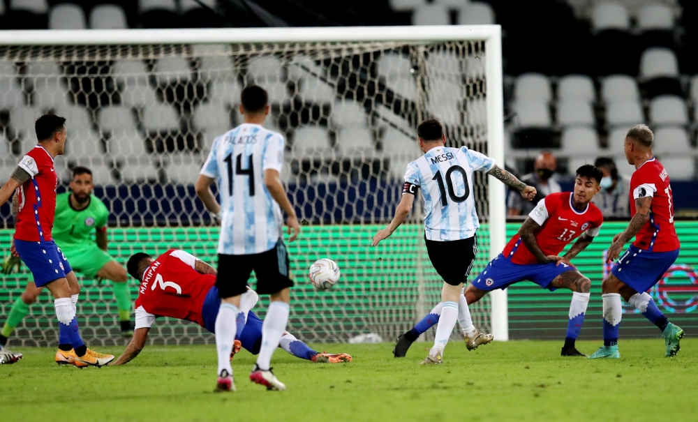 Argentina's Lionel Messi shoots at goal (REUTERS/Ricardo Moraes)