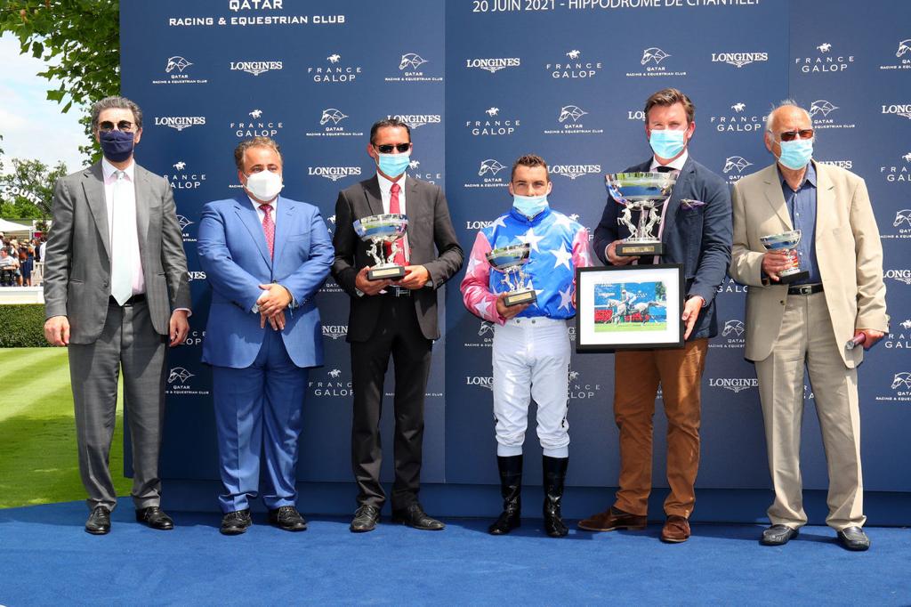 H E Sheikh Ali bin Jassim Al Thani, Ambassador of Qatar to France, and  Edouard de Rotshchild, President of France Galop, pose for a group photograph. 