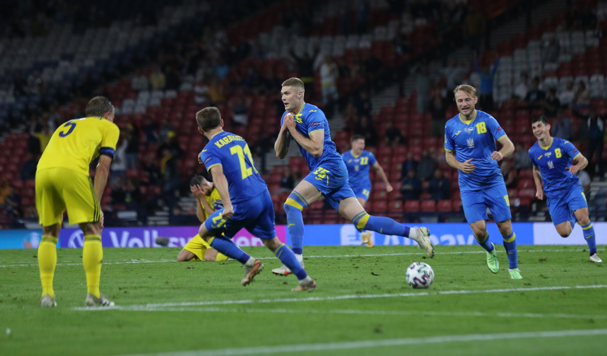 Soccer Football - Euro 2020 - Round of 16 - Sweden v Ukraine - Hampden Park, Glasgow, Scotland, Britain - June 29, 2021 Ukraine's Artem Dovbyk celebrates scoring their second goal Pool via REUTERS/Robert Perry
