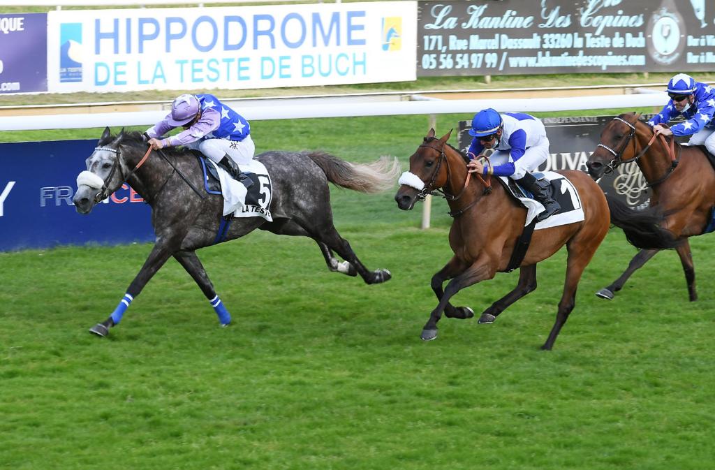 Mon’nia takes the lead during the Group 2 PA Criterium des Pouliches.