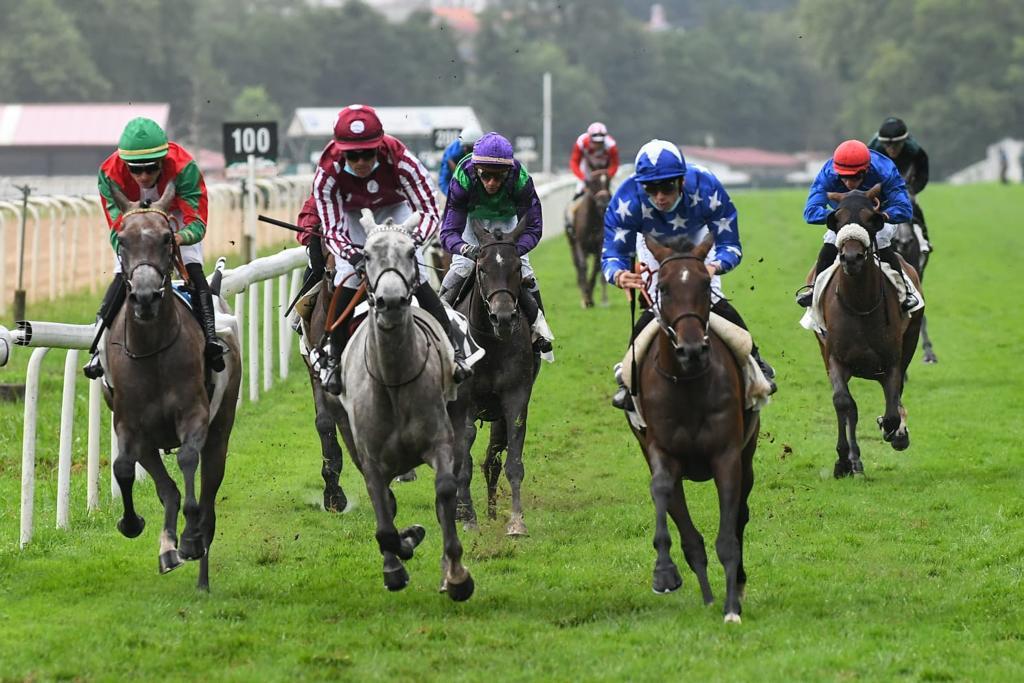 Heelywa on her way to win at San Sebastian Racecourse.