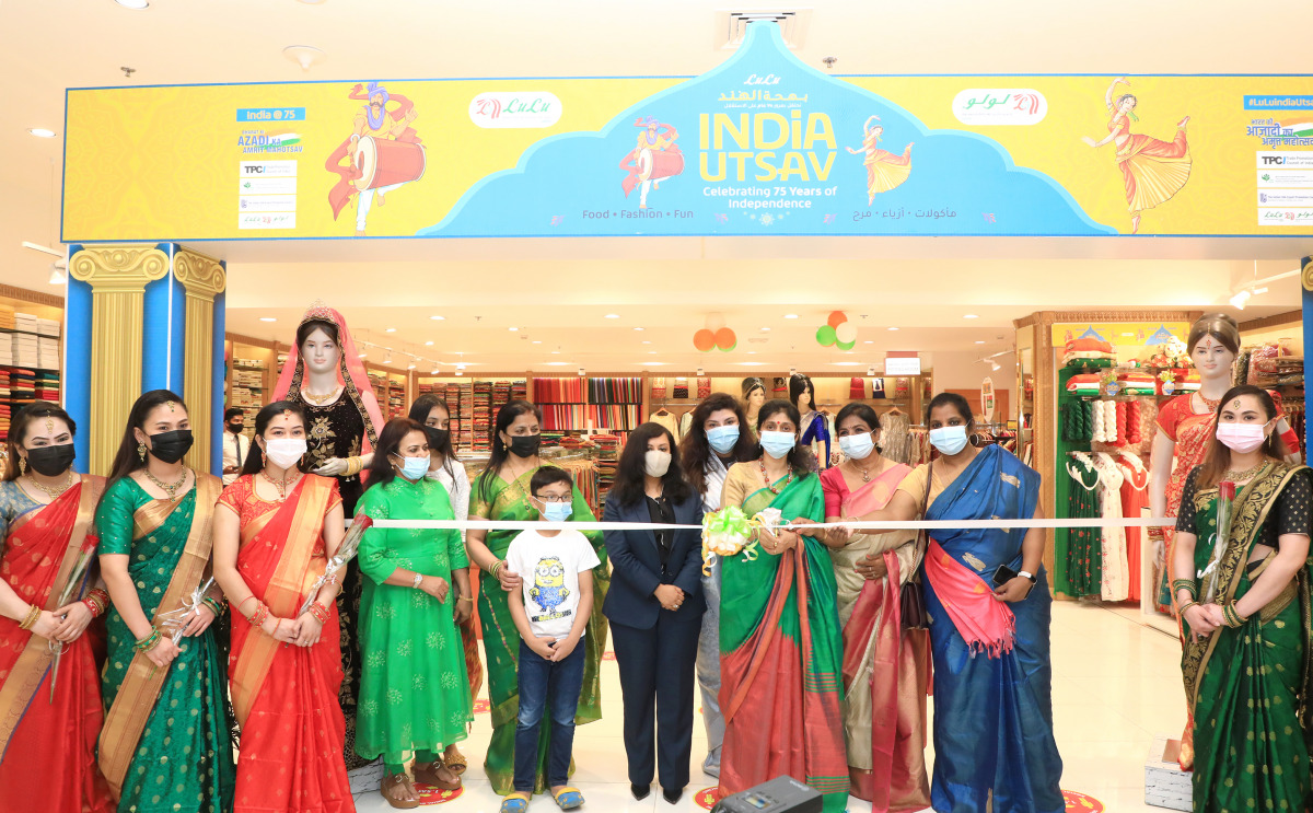 Dr. Alpna Mittal, wife of the Indian Ambassador, inaugurating Indian Silk and Ethnic Wear Festival at Lulu Hypermarket, Al Gharafa branch, yesterday.