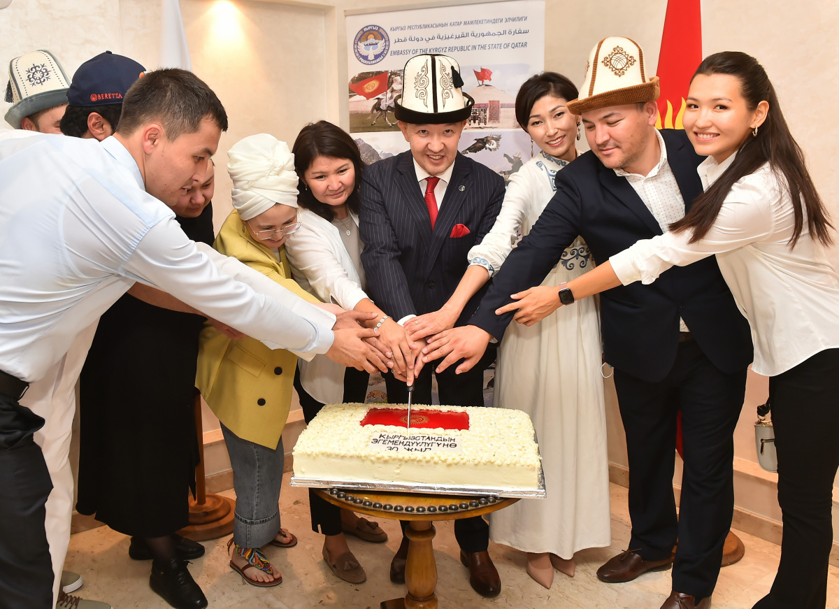 Ambassador of Kyrgyzstan to Qatar H E Chyngyz Eshimbekov is cutting a cake with other guests to celebrate the 30th anniversary of independence of Kyrgyz Republic. 
PIC: Abdul Basit