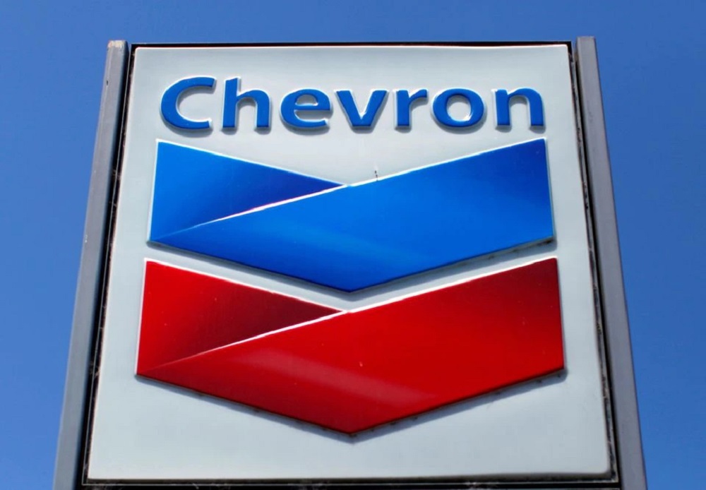 A Chevron gas station sign is seen in Del Mar, California, April 25, 2013. REUTERS/Mike Blake/File Photo