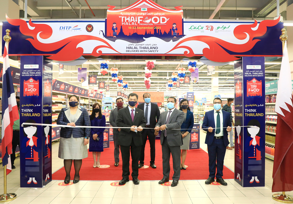 Ambassador of Thailand to Qatar H E Nathapol Khantahiran with Director of Lulu Group International Dr. Mohamed Althaf inaugurating the promotion at Lulu Hypermarket, Al Gharrafa Branch.
PIC: Salim Matramkot/ The Peninsula