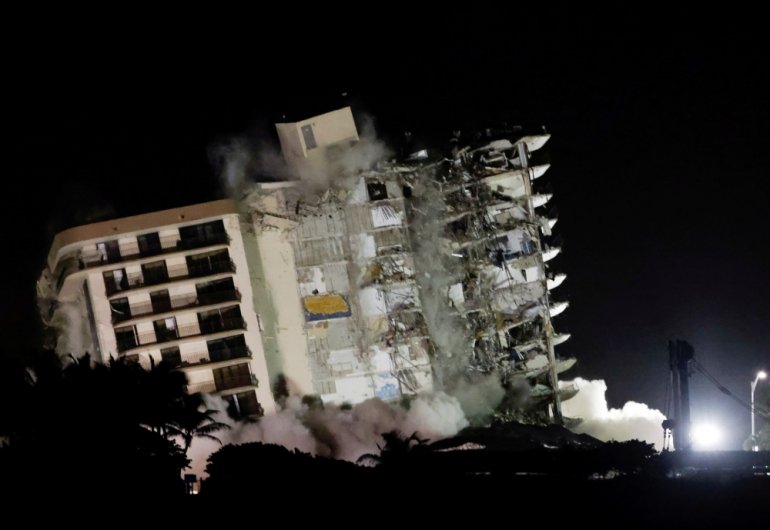 FILE PHOTO: The partially collapsed Champlain Towers South residential building is demolished, in Surfside, Florida, July 4, 2021. REUTERS/Marco Bello/File Photo