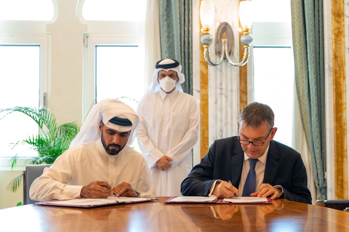 Deputy Prime Minister and Minister of Foreign Affairs H E Sheikh Mohammed bin Abdulrahman Al Thani witnesses signing of agreements between QFFD and UNRWA, in Doha, yesterday.  