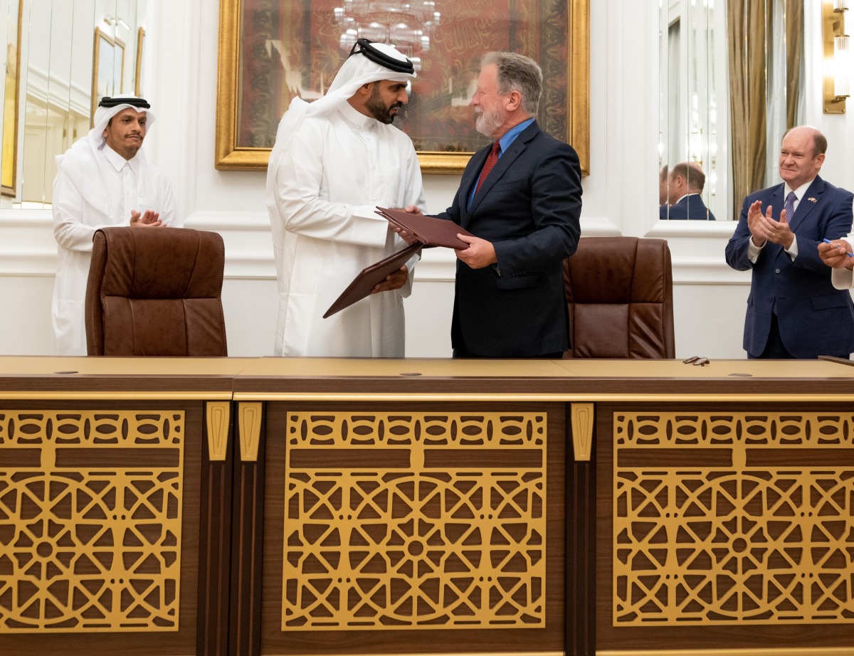 Deputy Prime Minister and Minister of Foreign Affairs H E Sheikh Mohammed bin Abdulrahman Al Thani witnesses signing of the agreement with the World Food Program. 
