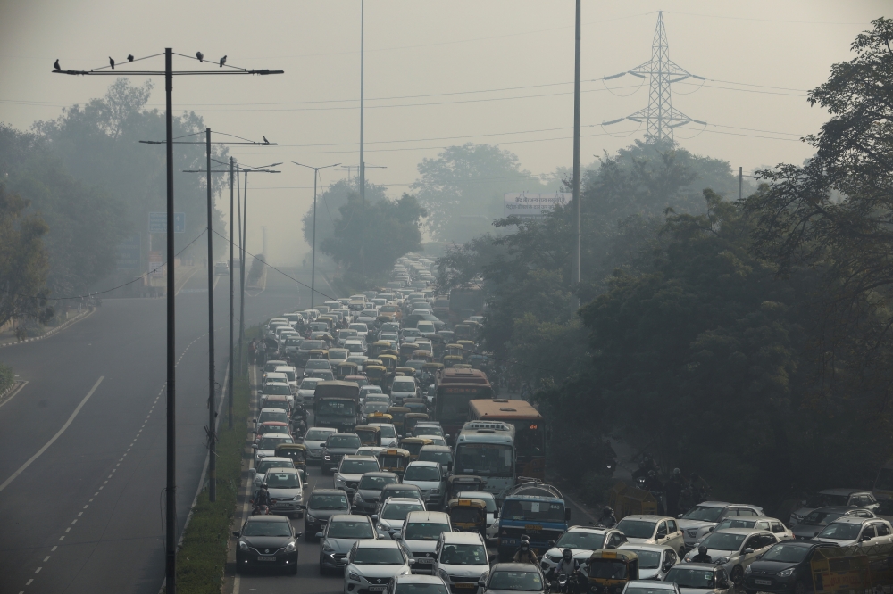 Vehicles are seen shrouded in smog in New Delhi, India, November 17, 2021. Reuters/Anushree Fadnavis