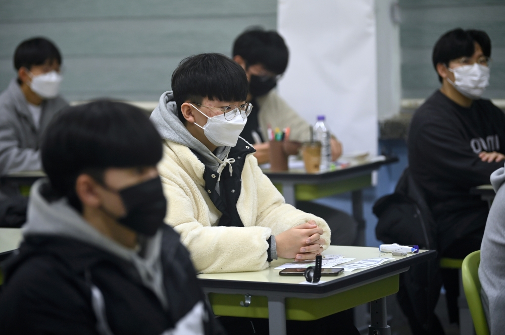 Students wait to take the annual College Scholastic Ability Test (CSAT), a nationwide university entrance exam, amid coronavirus disease (COVID-19) outbreak, at a school in Seoul, South Korea November 18, 2021. Jung Yeon-je/Pool via REUTERS