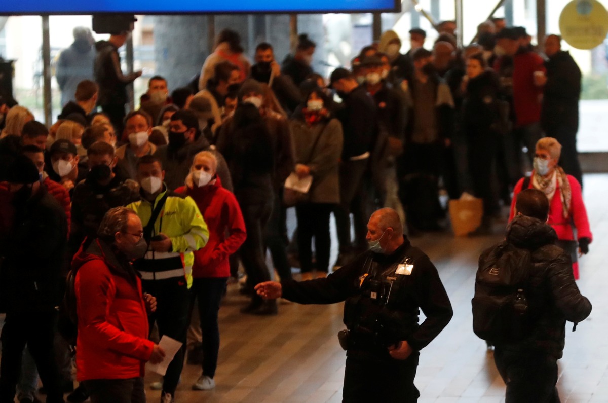 People wait in a line to get the coronavirus disease (COVID-19) vaccine at Prague's main railway station, Czech Republic, November 22, 2021. REUTERS/David W Cerny
