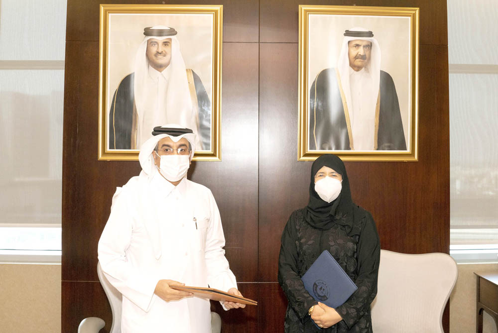 Minister of Public Health H E Dr. Hanan Mohamed Al Kuwari and Minister of Labour H E Dr. Ali bin Samikh Al Marri during signing of the MoU.
