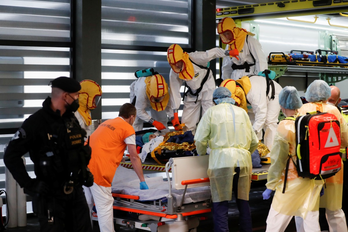 Medical staff members transport a coronavirus disease (COVID-19) patient, who is being transferred from a Brno hospital, in Prague, Czech Republic, November 25, 2021. REUTERS/David W Cerny
