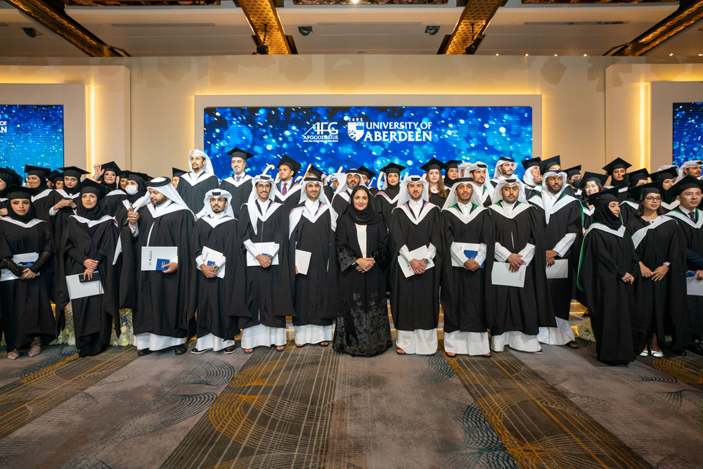 Dr. Sheikha Aisha bint Faleh Al Thani, Chairperson of Al Faleh Educational Holding, with the graduates. 