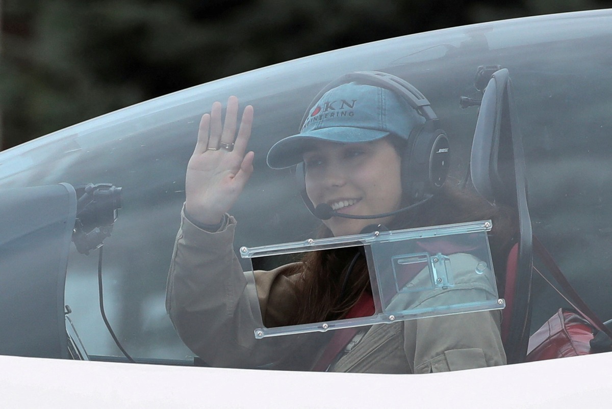 FILE PHOTO: Belgian-British pilot Zara Rutherford, 19, waves as she departs for a round-the-world trip in a light aircraft, aiming to become the youngest female pilot to circle the planet alone, in Wevelgem, Belgium, August 18, 2021. REUTERS/Yves Herman/File Photo
