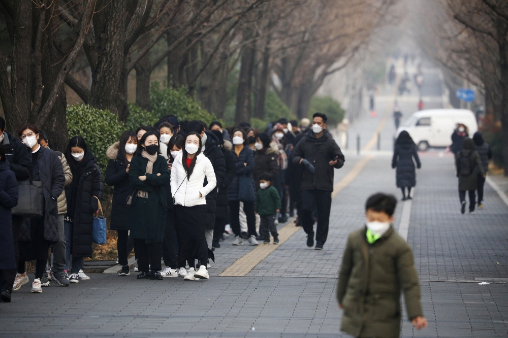 People wait in a long line to undergo coronavirus disease (COVID-19) test at a testing site in Seoul, South Korea, December 15, 2021. REUTERS/Kim Hong-Ji