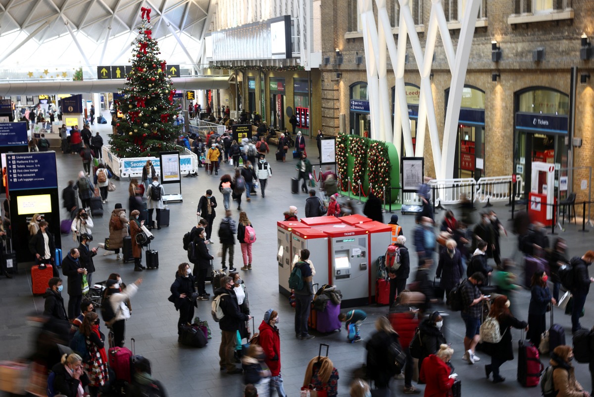 People walk through Kings Cross Station on Christmas Eve, amid the coronavirus disease (COVID-19) outbreak in London, Britain, December 24, 2021. REUTERS/Henry Nicholls
