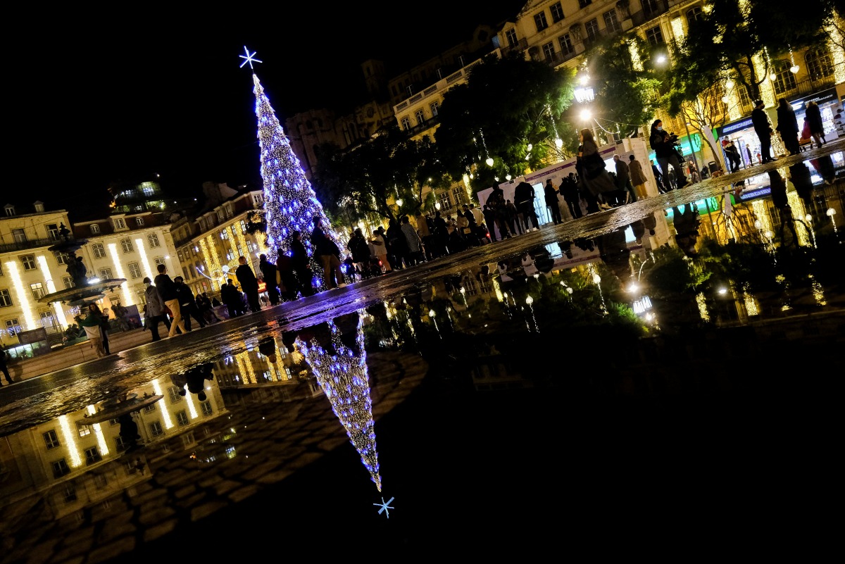 People wait in line on the day before Christmas eve to do tests for the coronavirus disease (COVID-19) in Rossio square, LISBON, Portugal, December 23, 2021. Picture taken December 23, 2021. REUTERS/Pedro Nunes
