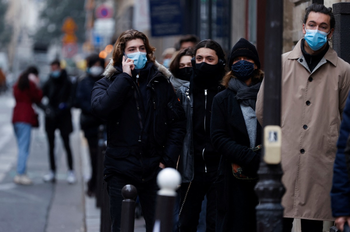 People queue for tests ahead of Christmas, amid the spread of the coronavirus disease (COVID-19) pandemic, in Paris, France, December 23, 2021. REUTERS/Christian Hartmann
