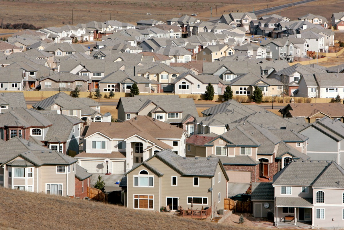 FILE PHOTO: A view of a neighborhood in the town of Superior, Colorado, a Denver suburb February 27, 2006. REUTERS/Rick Wilking/File Photo
