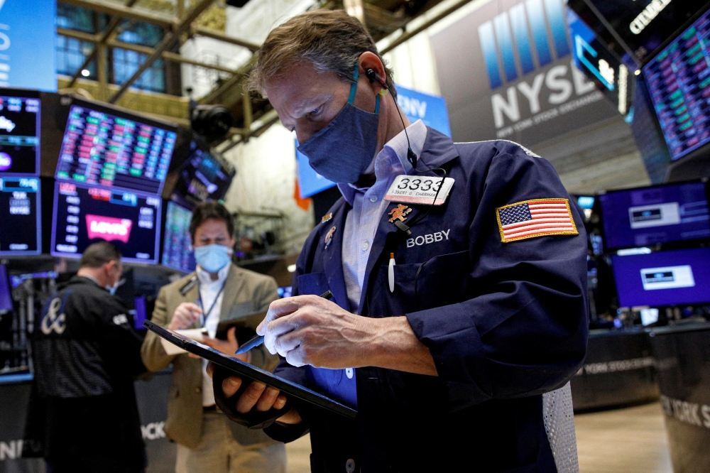 Traders work on the floor of the New York Stock Exchange (NYSE) in New York City, U.S., January 10, 2022. (REUTERS/Brendan McDermid)
