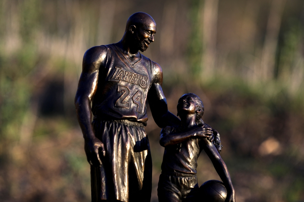 A temporary statue of Kobe and Gigi Bryant at the helicopter crash site two years ago today in Calabasas, California, U.S., January 26, 2022. Reuters/David Swanson